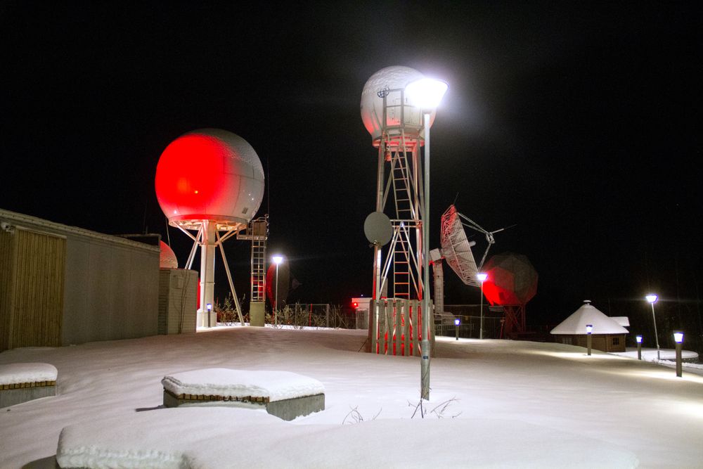 Julsestemning: Antennene ved KSATs stasjon i Tromsø er lyssatt for å markere julen – og selskapets
50-års jubileum.