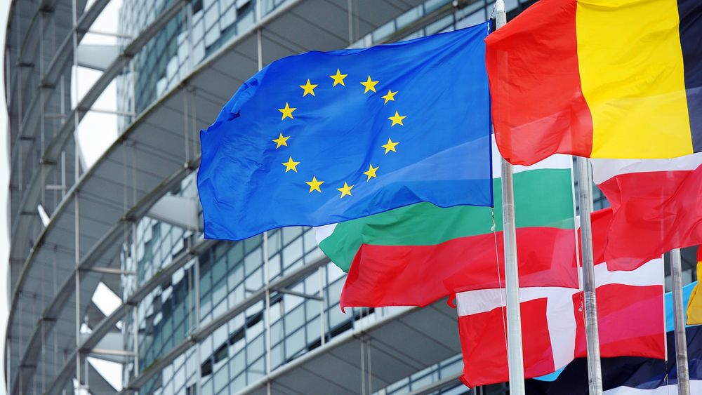 ILLUSTRASJONSBILDE: Det nye forslaget som omtales i saken, er ventet å bli behandlet av blant annet Europaparlamentet i 2018. Bildet viser EU-flagget og flaggene til flere av medlemsstatene utenfor Europaparlamentet i Strasbourg. 