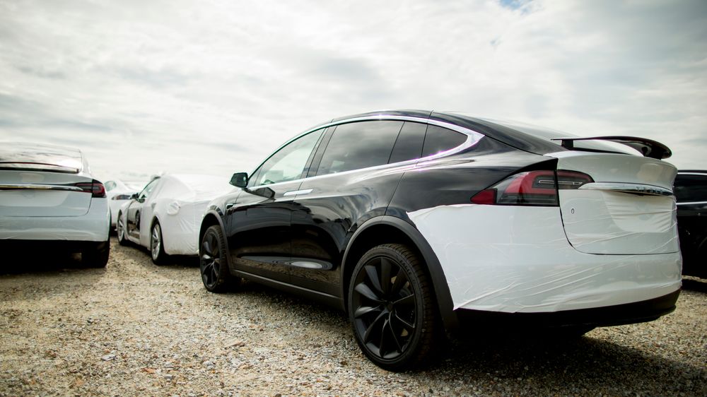 Mange av de nye bilene som kommer til Norge via Drammen havn er Teslaer. Model X er den fjerde mest solgte bilen i Norge i fjor.