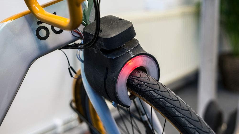 Rødt lys betyr at sykkelen er låst. De elektriske komponentene på sykkelen drives av en ARM-prosessor. Kommunikasjonen foregår via et GSM-modem. Foruten dynamo-lading, ser UIP også på muligheten for opplading av batteriet via solceller.
