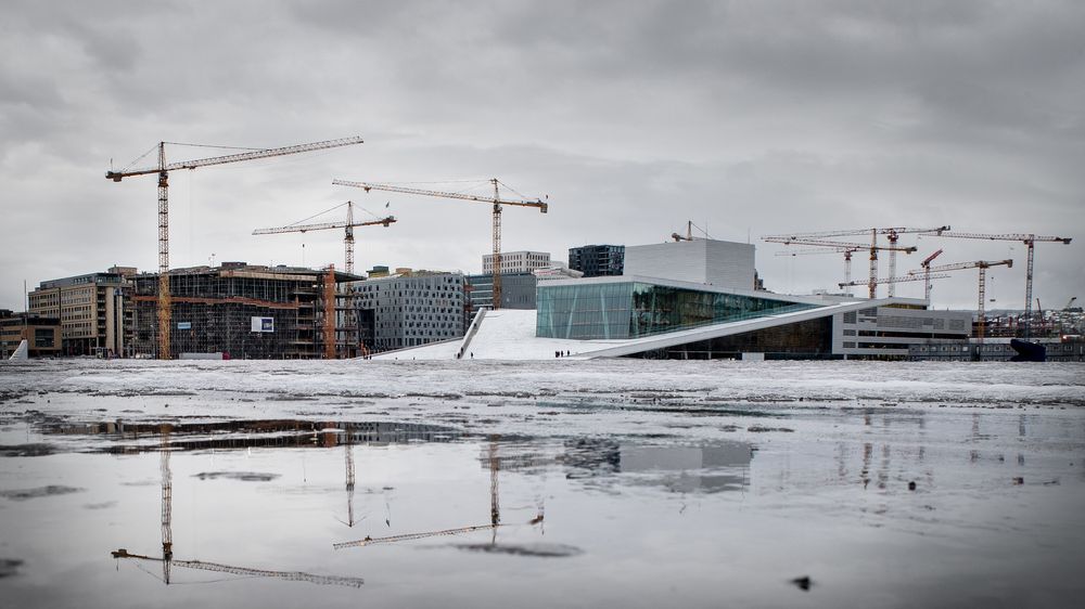 Nye Deichmanske bibliotek, til venstre for Operaen, under bygging i Bjørvika.