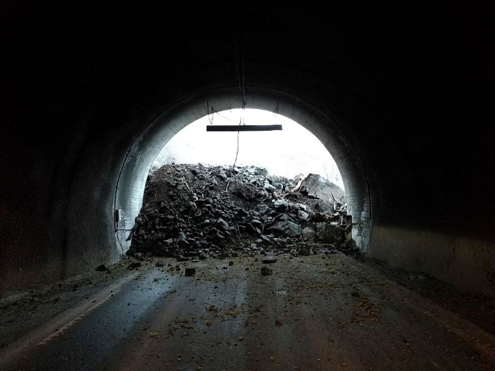 .Ras sperrer en tunnel på FV 53 mellom Årdal og Lærdal.Foto: Politiet / NTB scanpix