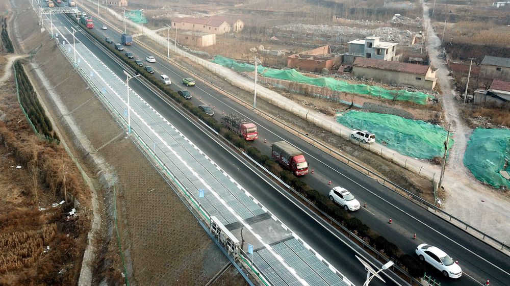 Motorvei med solceller i Jinan i Shandong-provinsen i Kina.