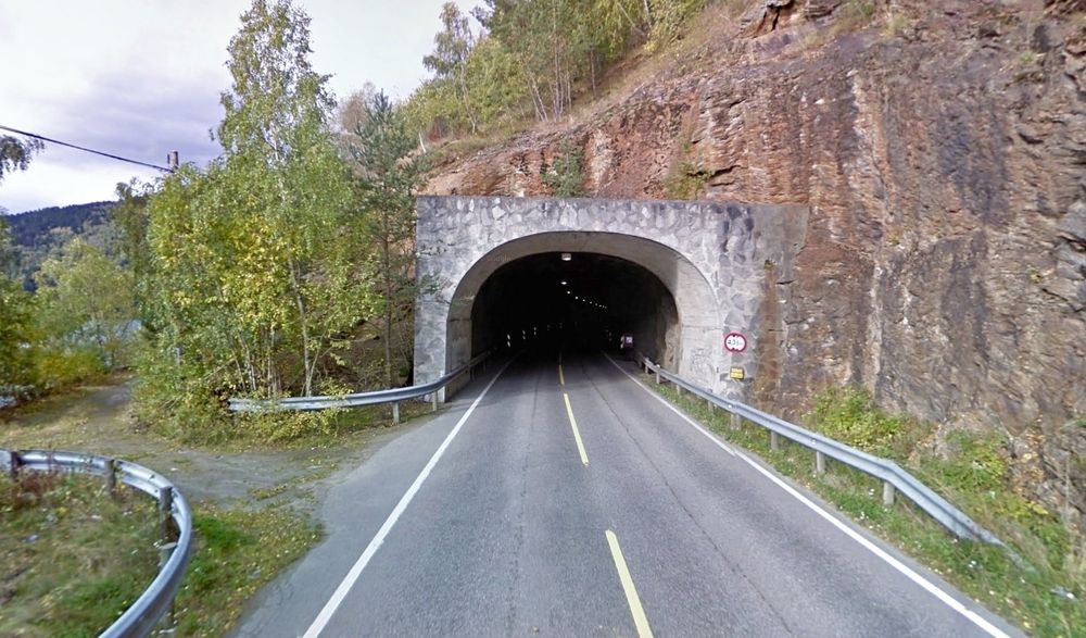 Dette er østre portal til den 514 meter lange Råumtunnelen som inngår i fylkesveg 55 langs nordsiden av Gaupnefjorden. Birkeland Entreprenørforretning leder konkurransen om å få oppgradere den. 