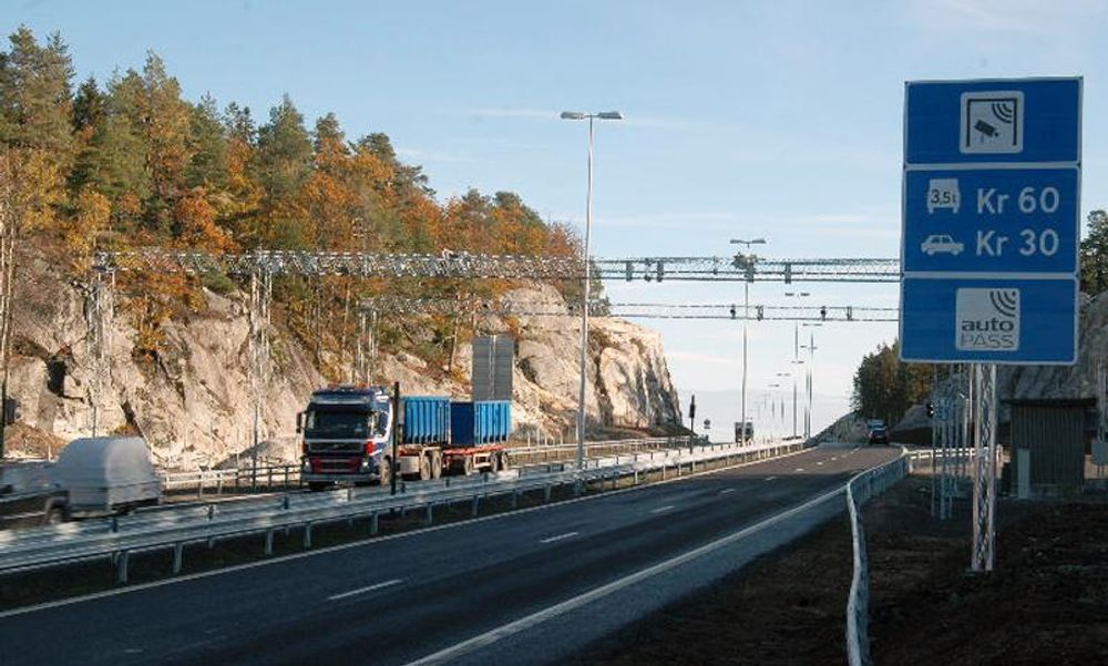 Tilsammen tre bomstasjoner på E18 i Aust-Agder er nå historie, fire år før opprinnelig plan.