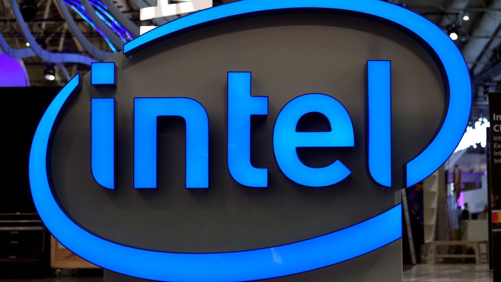 Illustrasjonbilde: Intel-logo ved standen til Intel under Cebit-messen i 2017.
