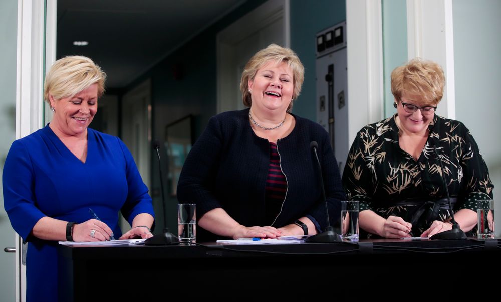 Partilederne Erna Solberg (H) (midten), Siv Jensen (Frp) (t.v.) og Trine Skei Grande (V) på Hotel Jeløy Radio etter at Venstre har besluttet at de vil gå inn i regjering med Høyre og Frp.Foto: Lise Åserud / NTB scanpix