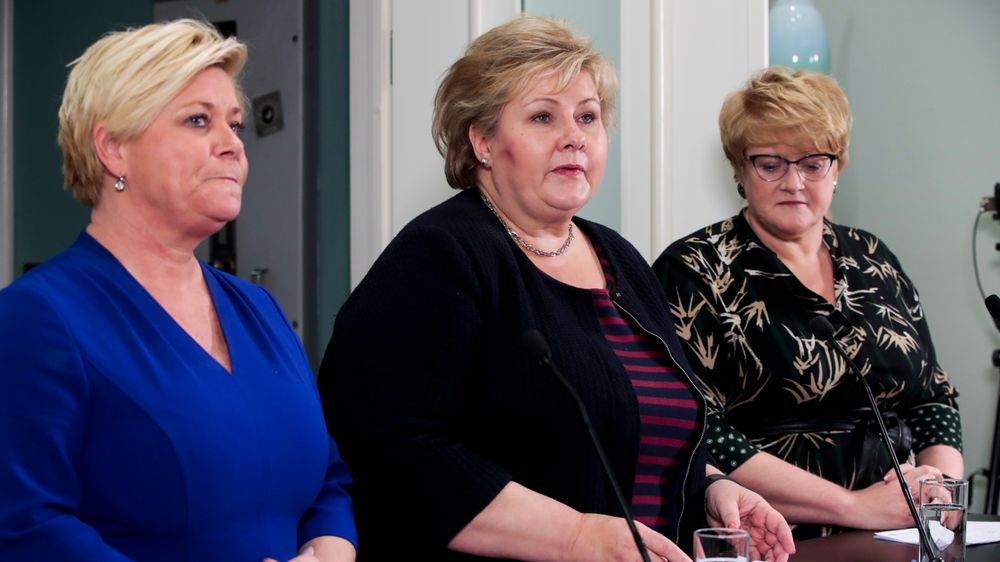 Partilederne Erna Solberg (H) (midten), Siv Jensen (Frp) (t.v.) og Trine Skei Grande (V) på Hotel Jeløy Radio etter at Venstre har besluttet at de vil gå inn i regjering med Høyre og Frp.