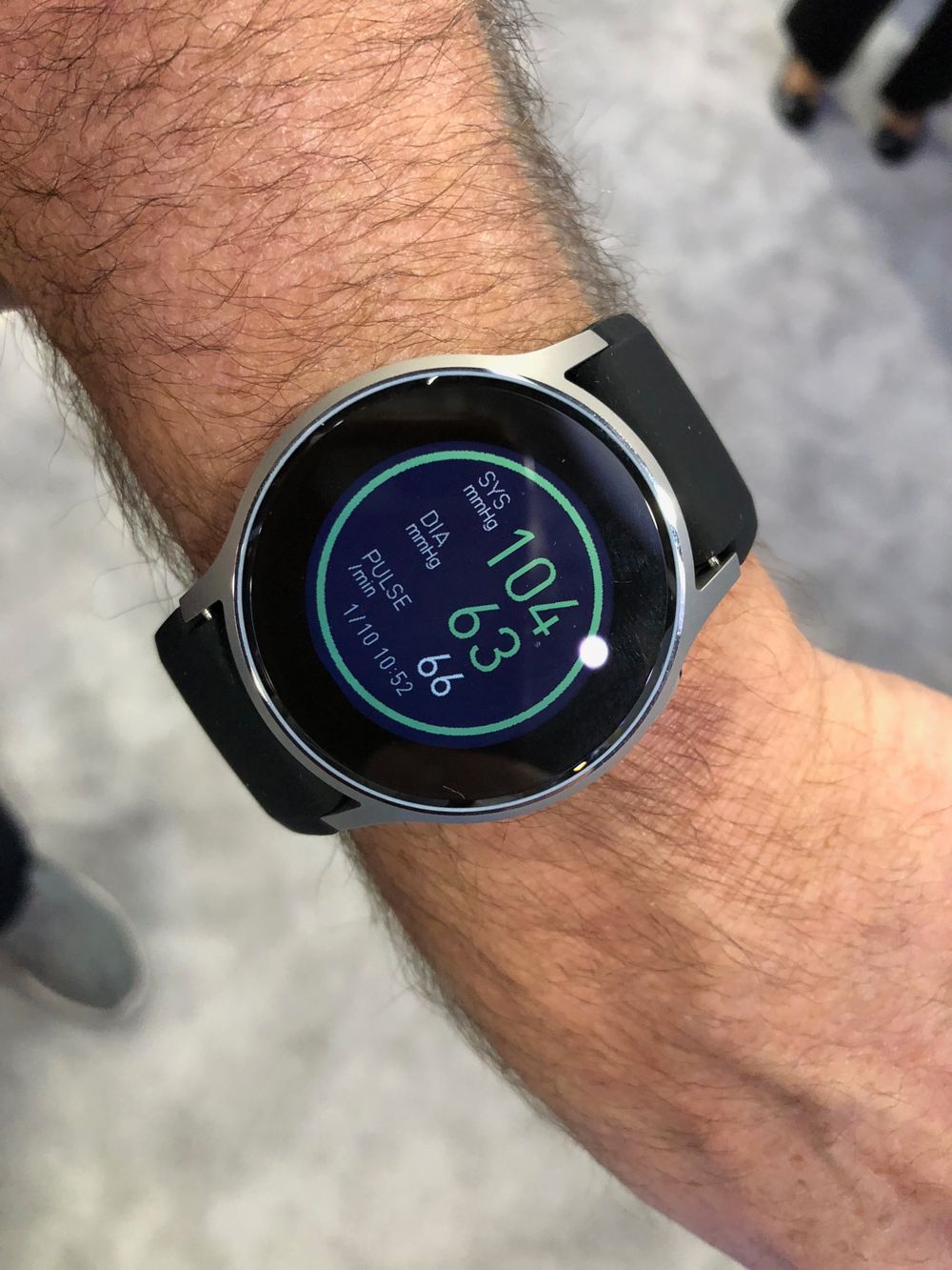 Smarte klokker er det et vell av. Noe som er spesielt spennende er klokker som måler blodtrykk. Som her fra Omron, som lover lansering om ikke lenge - til en pris langt lavere enn Apple Watch.