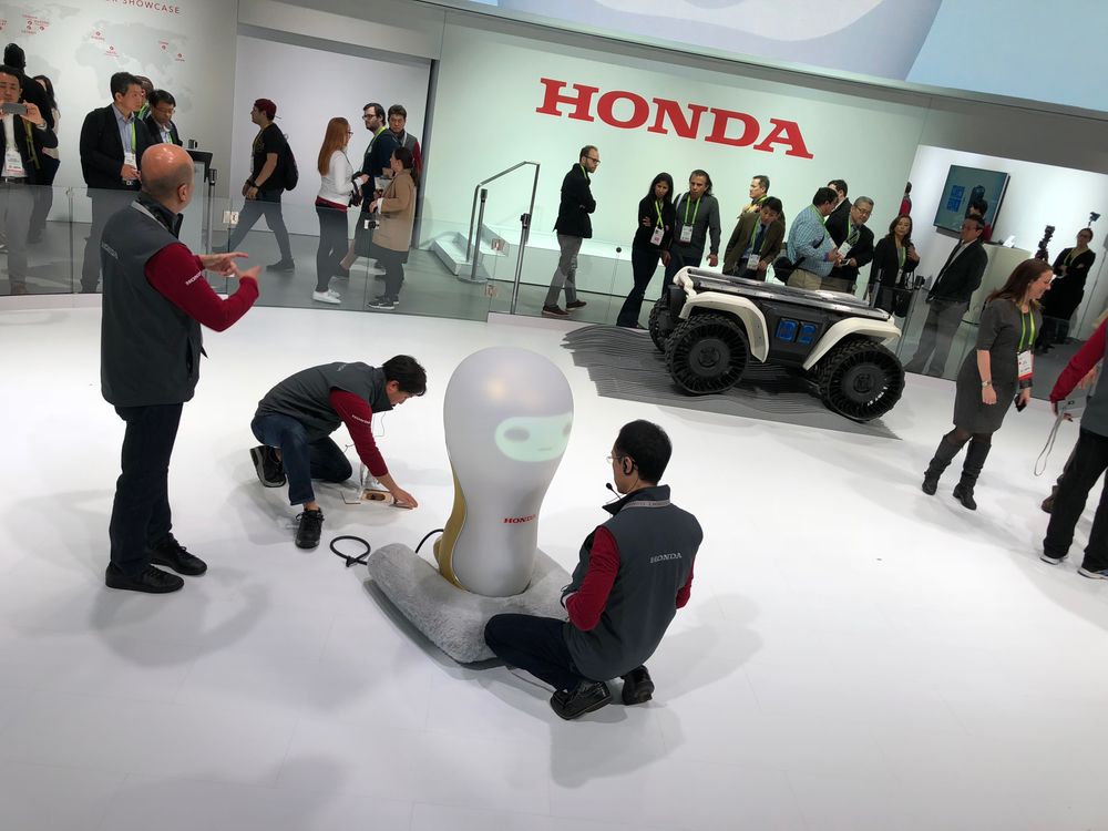 Honda viste frem flere roboter. Her 3E-A18. Roboten med empati og som til og med kan gråte. Med et Formel1 team til å hjelpe seg i "pitstop" , kommer den igang.