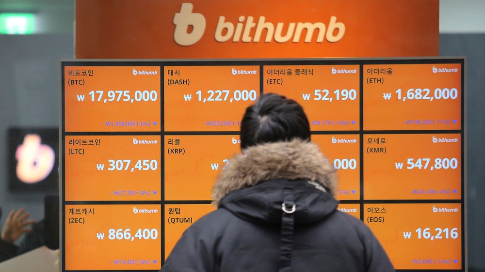 En mann studerer prisene på bitcoin og annen kryptovaluta utenfor et vekslingskontor i Seoul. 