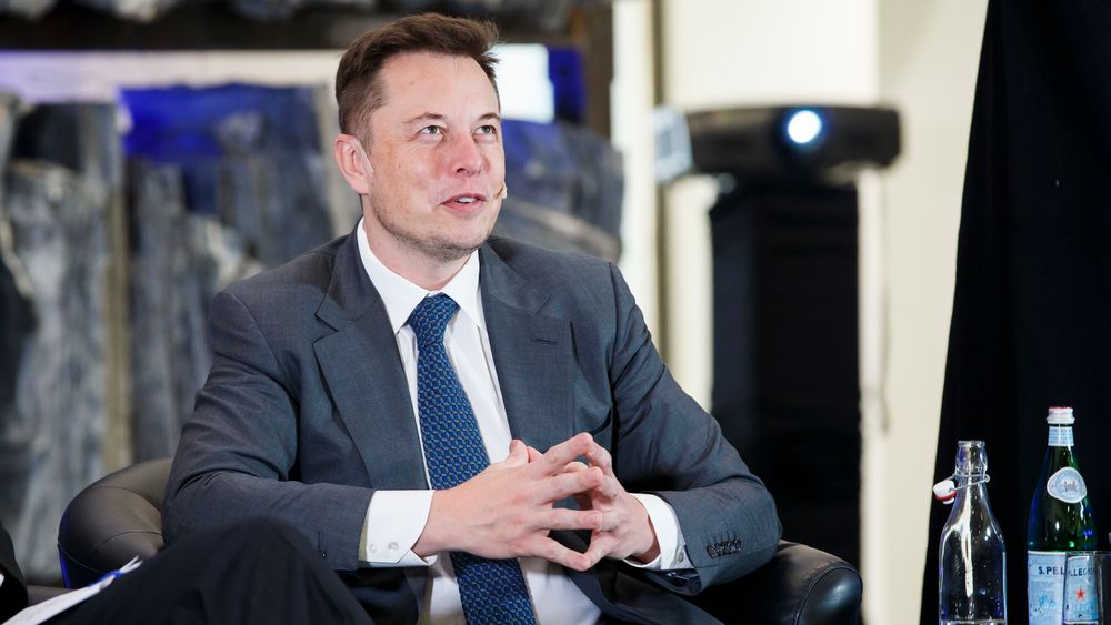 Teslagrunnlegger Elon Musk har signert ny kontrakt med Tesla og knytter seg opp mot elbilgiganten i de neste ti årene. Her er han på konferansen Grønn Omstilling i Oslo i 2016