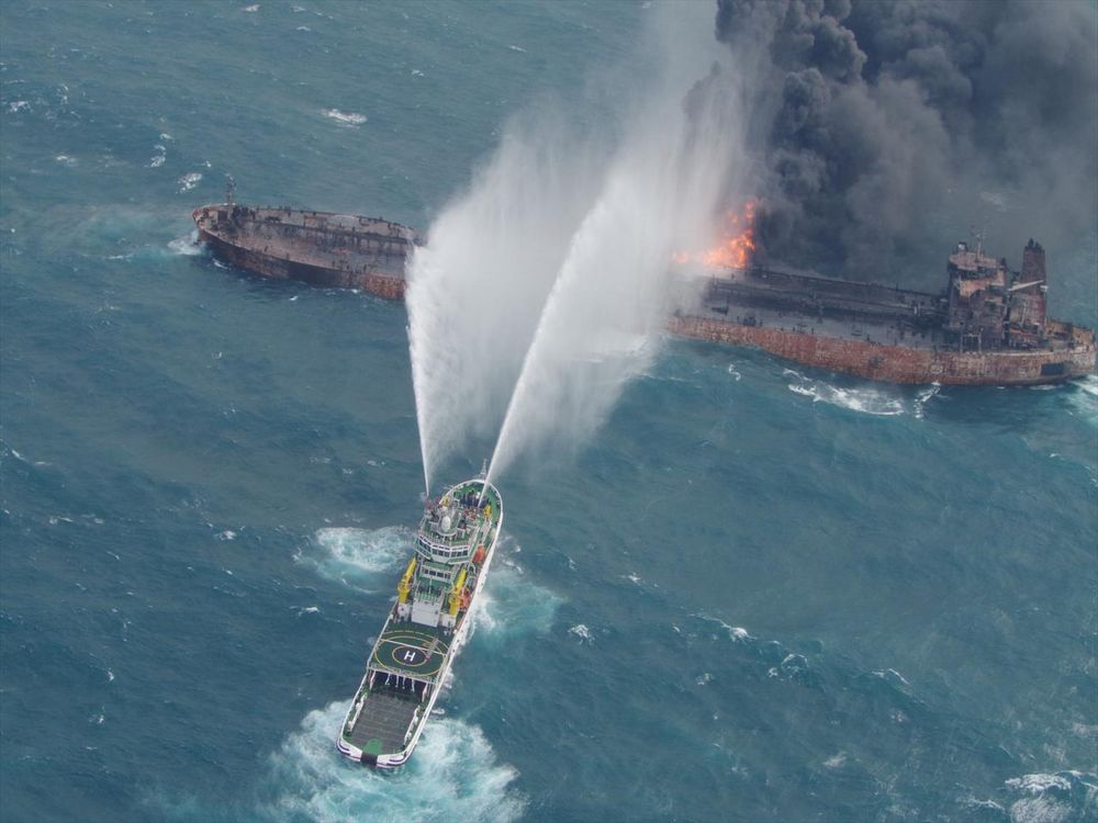 Forsøk på å slukke brannen om bord på den 274 meter lange oljetankeren Sanchi. Redningsmannskap kom seg om bord og hentet VDR-en (Voyage Data Recorder). Mannskapet på 32 omkom.