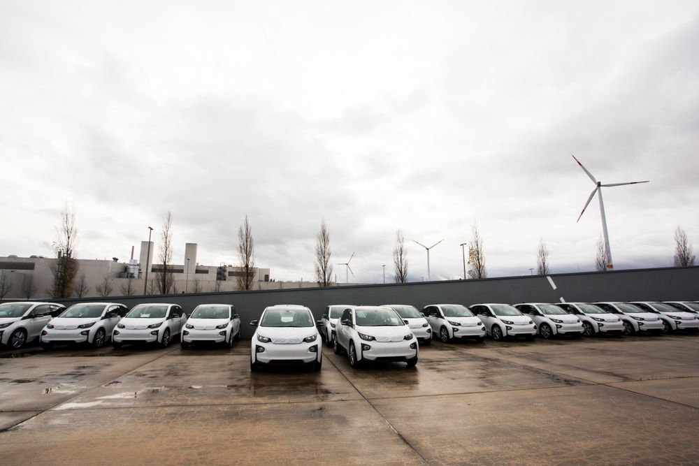 Produseres med vindkraft: BMW ønsker at elbilproduksjonen skal være mest mulig bærekraftig. 70 prosent av energien til elbilproduksjonen (27 GWh årlig) kommer fra fire store vindturbiner på fabrikkområdet.