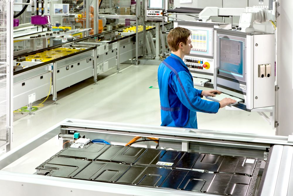 Batteriet lages også i Dingolfing, hvor første ledd i produksjonen er en inngående test av battericellene, som BMW får levert fra Samsung. Deretter tar over 20 roboter over, og utfører 400 operasjoner før de ferdige batterimodulene kan plasseres i bærekonstruksjonen.
