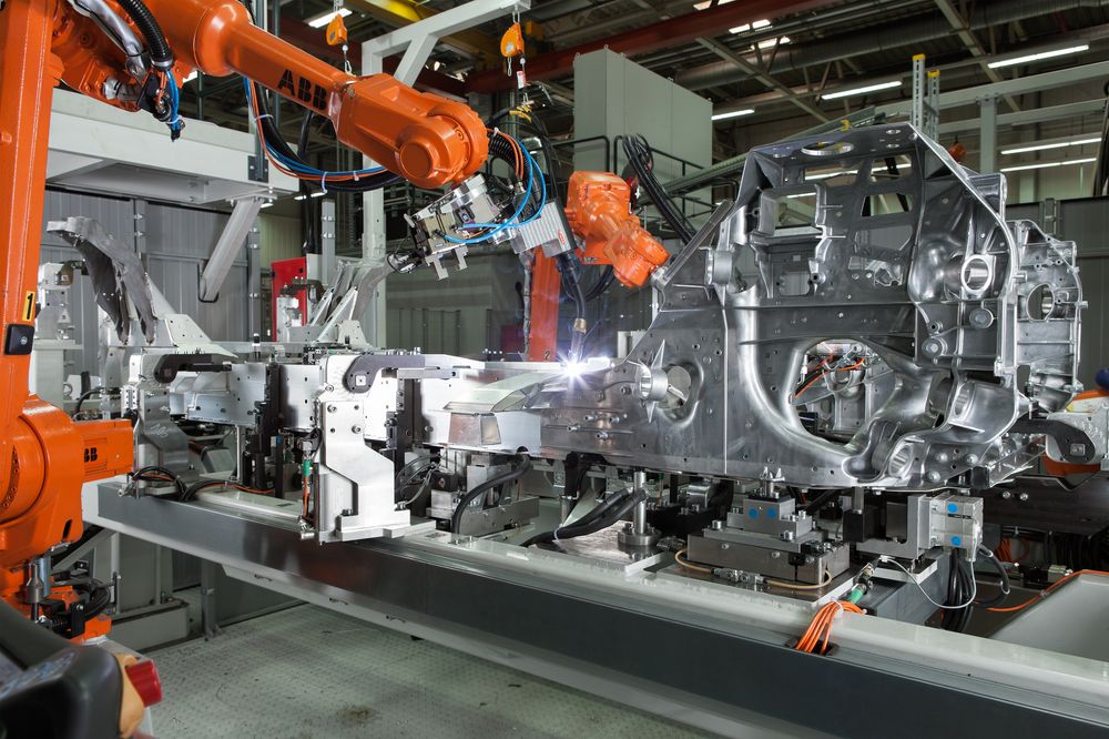 Selve den bærende aluminiums-konstruksjonen til i3-en lages ved Dingolfing-fabrikken lenger sør i Tyskland. Den består av 160 deler som festes sammen med mer enn 19 meter sveisesøm. De presstøpte delene kommer fra BMW-fabrikken i Landshut.