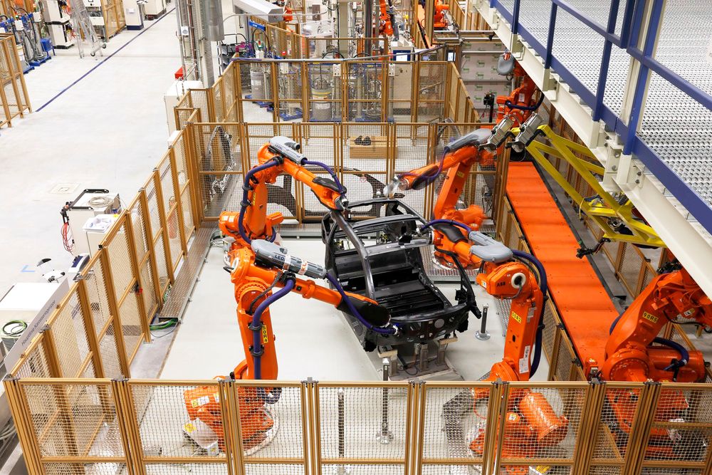 Hele bilkroppen kontrollmåles av roboter ned til minste detalj før den godkjennes. På dette tidspunktet i produksjonen veier den 140 kilo. Hver enkelt robotarm kalibrerer seg selv mellom hver eneste måling, før karosseriene sendes videre på atomatiserte fraktbaner.