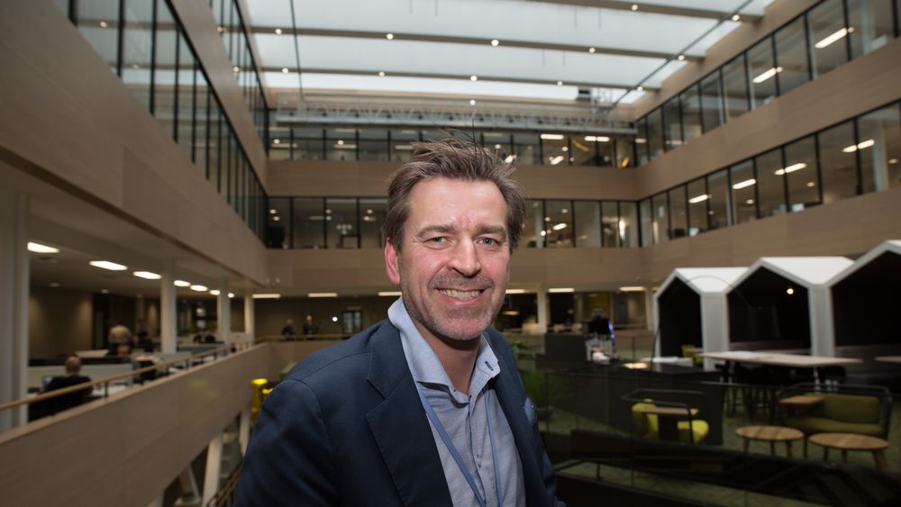 Hans-Henrik Merckoll, tidligere HP-sjef, begynte i fjor som direktør for IBMs tjenestedivisjon. Merckoll sier han er imponert over selskapets endringsreise og investeringer i Norge.