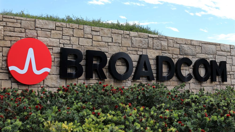Illustrasjonsbilde: Broadcom-skilt på utsiden av selskapet kontorer i Irvine, California.