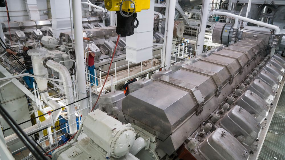 Wärtsilä-motorer (fire er 12 V på 14,4 MW hver, og to 16 V-motorer yter 19,2 MW hver) om bord på Symphony of the Sea .