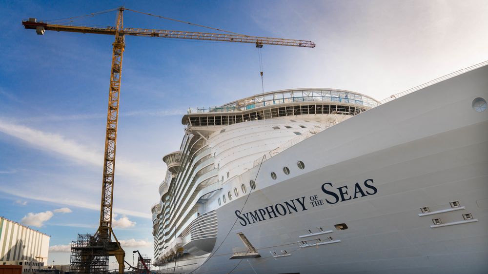 Symphony of the Seas er 362,1 meter lang og 47 meter bred i vannlinjen. Det er med sitt volum på 230.00 bruttotonn verdens største cruiseskip. Det er sengeplass til maks 6.870 passasjerer og et mannskap på 2.100.