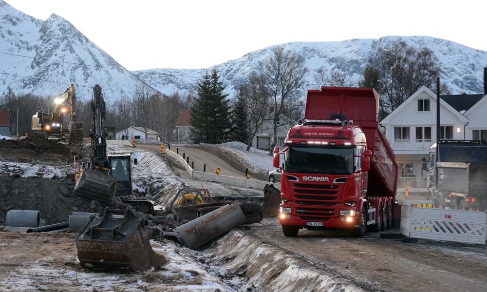 Arbeidet har avdekket mer myrmasser og mindre fjell enn ventet.