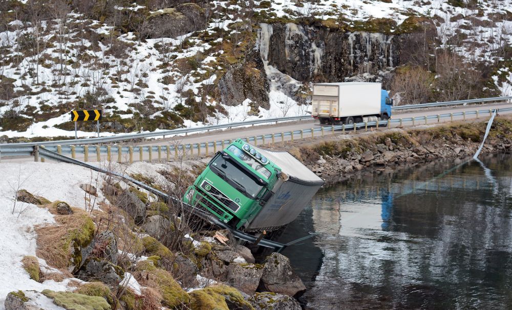 Utestengt: Vegvesenet hadde ikke tid til å vente på berging av den latviske traileren.   Foto: Erik Jenssen  