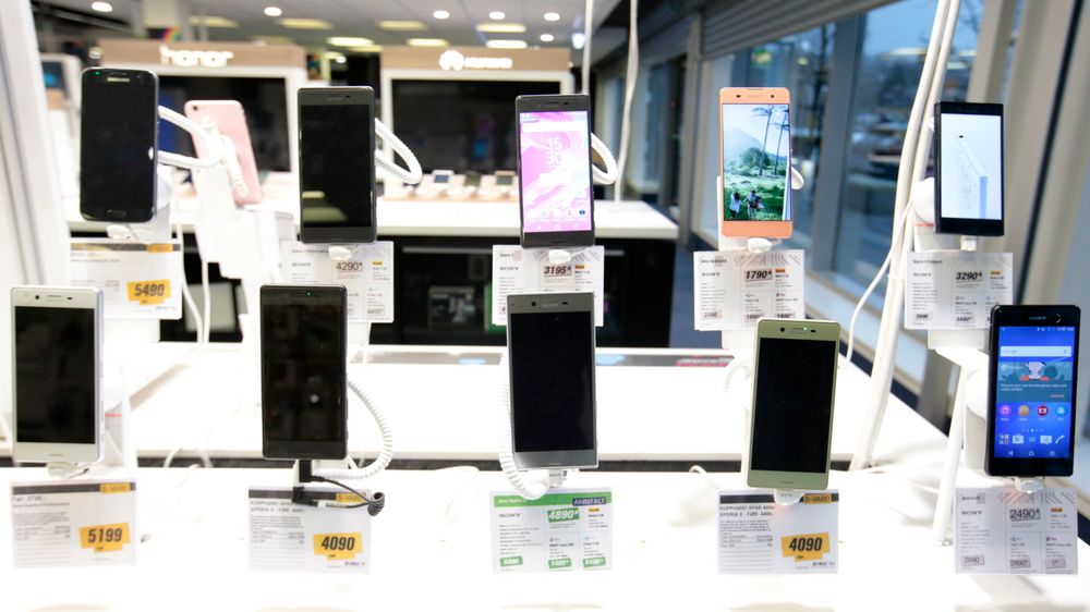 Antallet solgte smartmobiltelefoner faller globalt. Også i Norge falt salget fra 2 til 1,9 millioner enheter i fjor, som bransjeorganisasjonen Elektronikkbransjen kunne melde i forrige uke.
