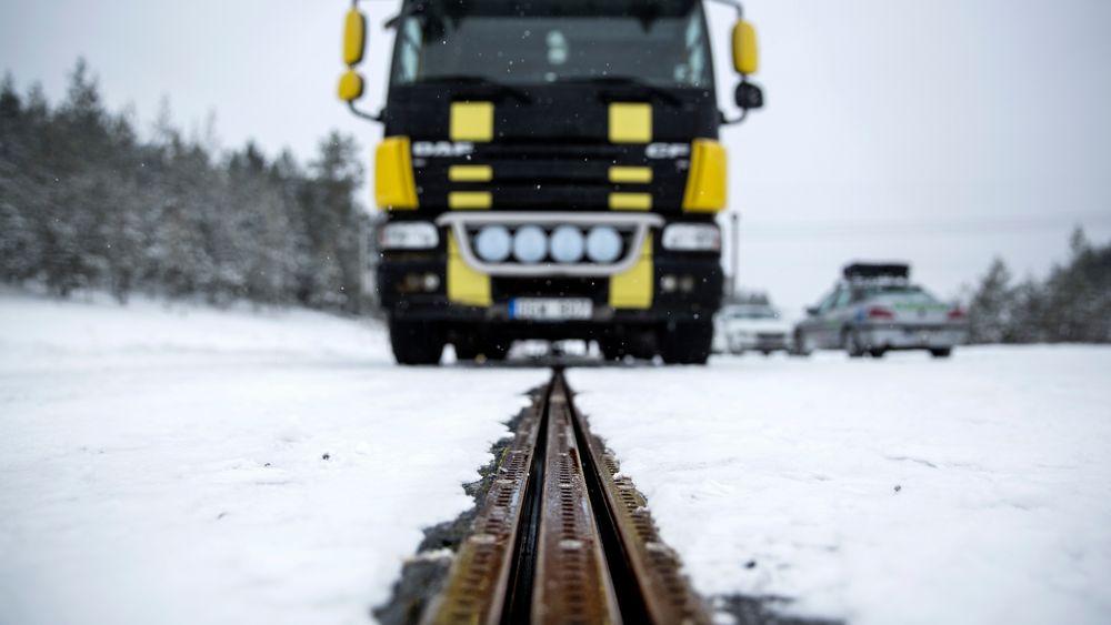 Svenskene mener de har et konsept som gjør det lettere å bruke elbiler med mindre batteripakker. En strømførende skinne freses ned i asfalten. Strømmen overføres via en arm som henger under kjøretøyet.