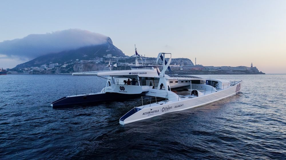Energy Observer, her ved Gibraltarstredet, er en bearbeidelse av katamaranen Formula Tag, som fikk Jules Verne-trofeet etter å ha seil rund jorden på under 75 dager i 1994.