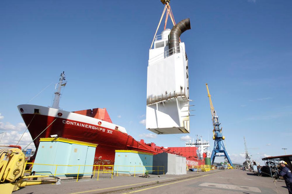 Ny eksossjakt med scrubber installert heises om bord.