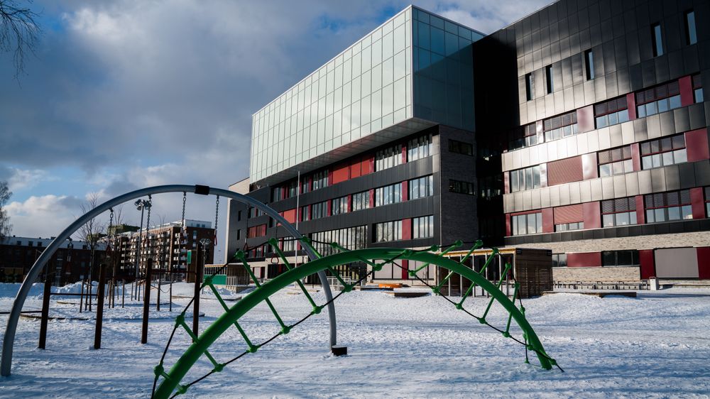 Snøen dekker grunnen foran den bygningsintegrerte solcelle-fasaden på Brynseng skole. Det gir en god produksjon  - også gjennom vinteren.