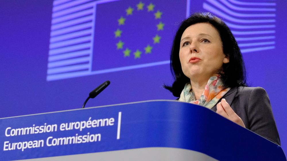 EU-kommissæren for blant annet justis, Vera Jourova, har bekreftet at det arbeides med en lov om utlevering av data på ikke-europeiske servere. Her er Jourova avbildet under en pressekonferanse i Brussel i januar 2018.