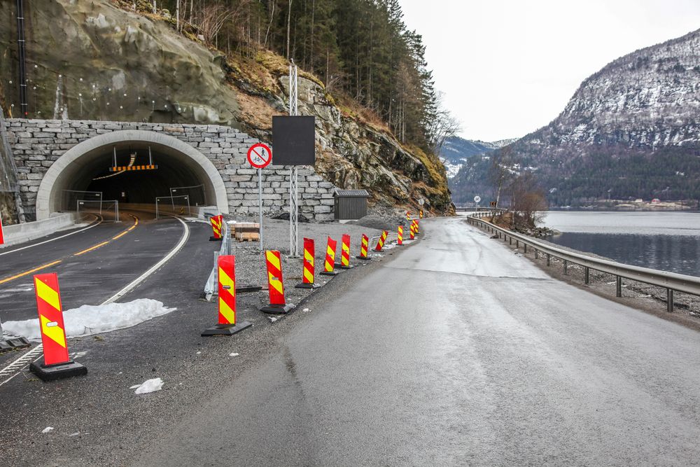 Vangbergtunnelen erstatter en smal og svingete veg som skal holdes åpen for gående og syklende om sommeren. Gamlevegen blir ikke brøytet om vinteren. 