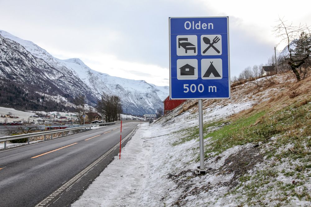 Den nye vegparsellen starter i Olden, med stor turisttrafikk om sommeren. 