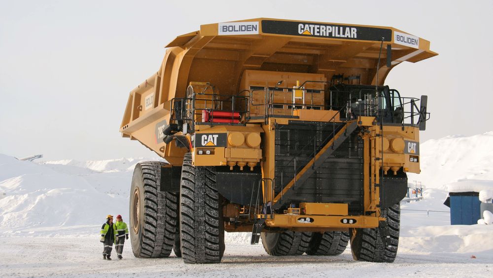 En Caterpillar 795, slurper i seg 400 liter diesel i timen på sin vei opp fra det 490 meter dype dagbruddet i Aitik-gruven utenfor Gällivare i Sverige.