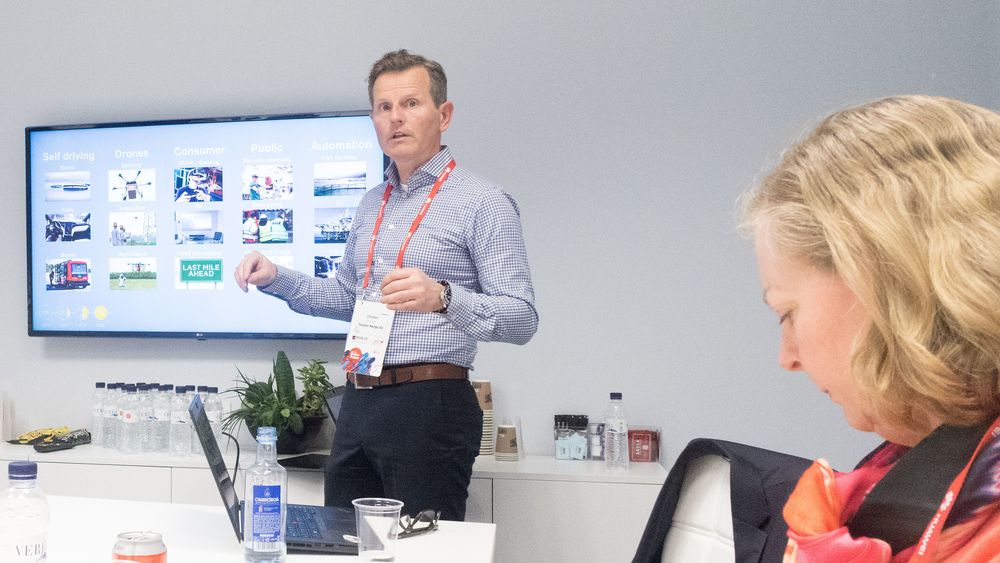 Sjefsarkitekt for teknologi i Telenor Norge, Christer Eneroth, tar midlertidig over stillingen som teknologidirektør. Her avbildet under et møte i Barcelona sammen med sjefen sin, Berit Svendsen, som leder Telenor i Skandinavia.