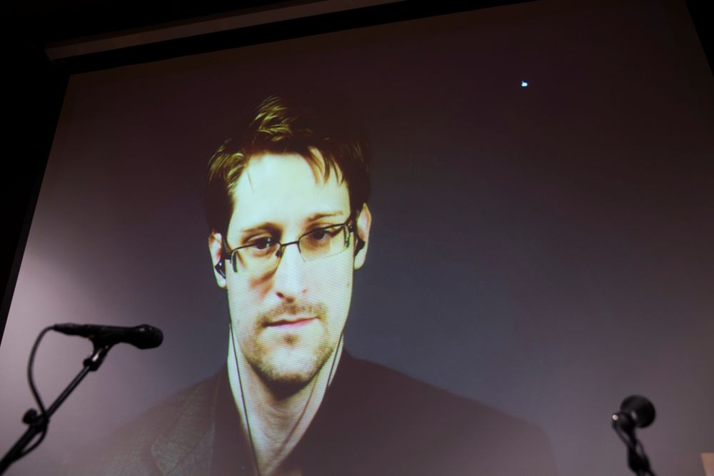 Den verdenskjente varsleren og avhopperen Edward Snowden sier det må være en åpen debatt om hva etterretningstjenesten skal ha lov til å drive med. (Arkivfoto)