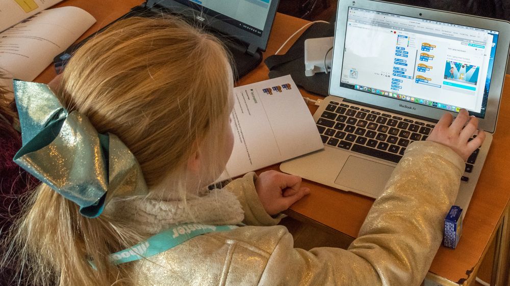 Med blokkbasert, visuell programmering lærer barn helt ned i 6-årsalderen å kode på Booster Kids-konferansen.