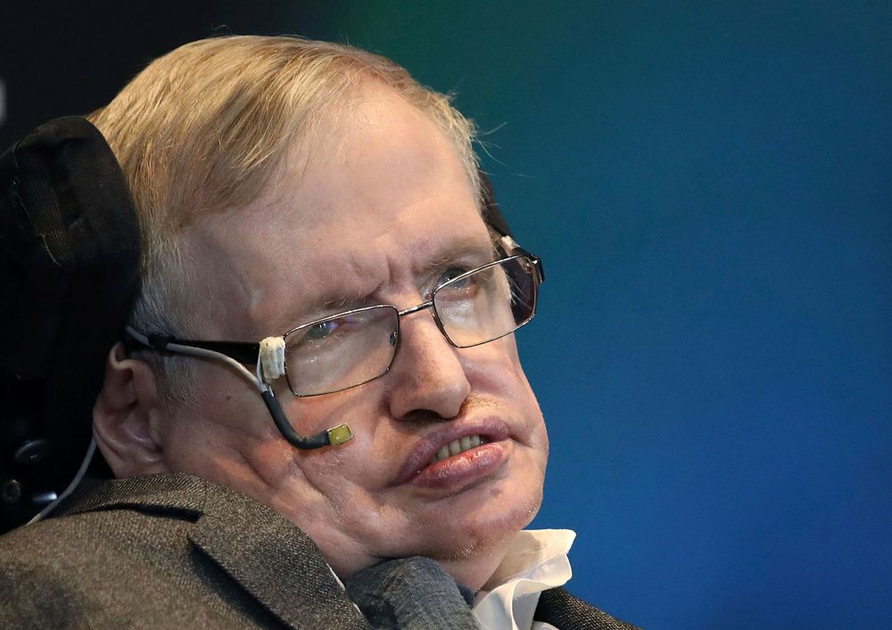 Stephen Hawking avbildet i mai 2015. Hawking døde onsdag.