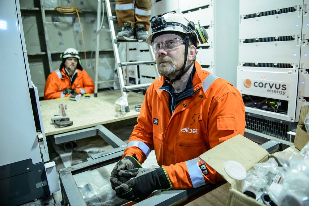 Installasjon av transformatorer, batteripakker og energistyringssystemer om bord på North Sea Giant tok to måneder på Aibel-verftet.