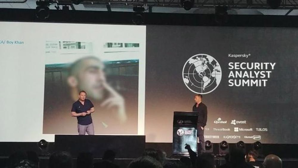 Peter Kruse og Jan Kaastrup fortalte om ikke altfor smarte nettkriminelle på Security Analyst Summit. Mannen på bildet (sladdet av red.) ble utpekt som den verste av tre kandidater til «hall of shame».