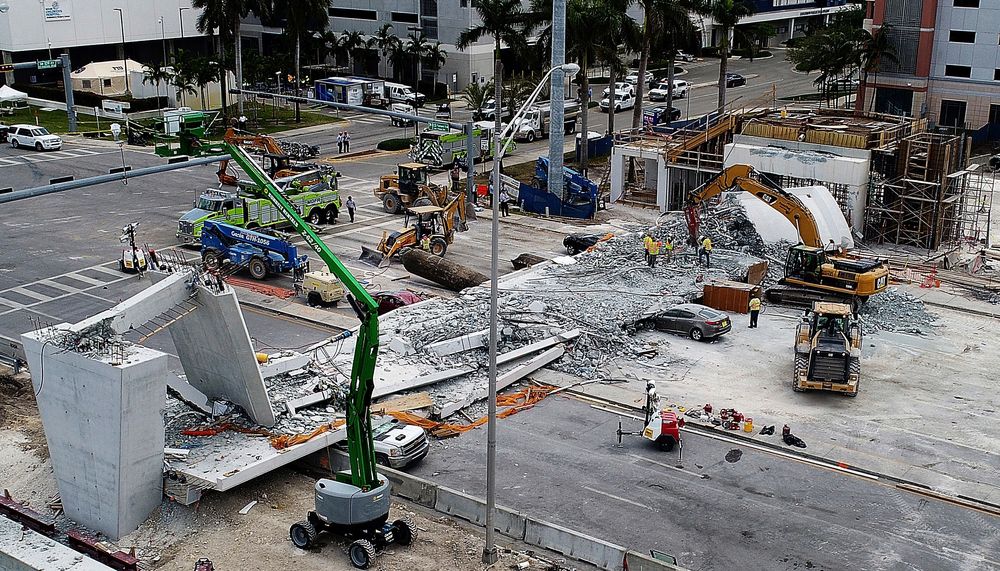 Torsdag raste en gangbro under oppføring i Miami, rett ved Florida International University .