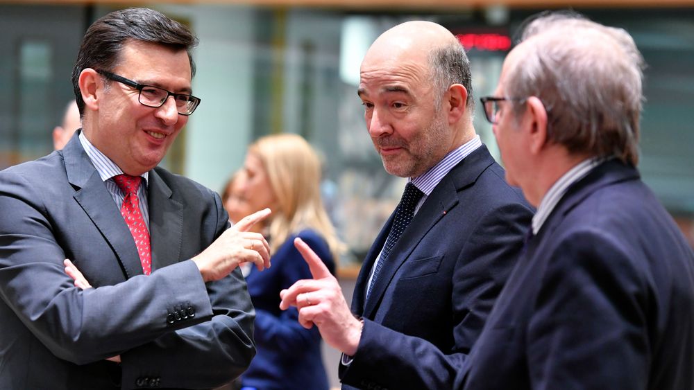 EUs finanskommissær Pierre Moscovici i diskusjon med ministre fra Spania og Italia i Brussel. 