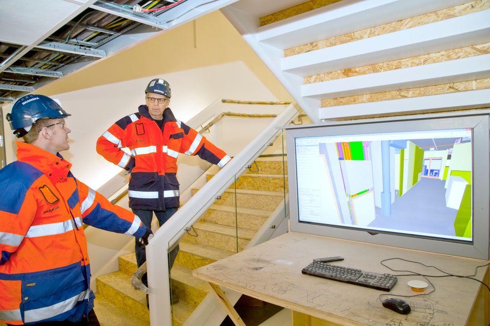 Smart-oppgradering: På Kjørbo i Sandvika oppgraderes et kontorbygg fra 1980-tallet. Det vil produsere mer energi enn det bruker. Powerhouse-koordinator Rune Stene (t.v.) i samtale med anleggsleder Inge Lødden fra Skanska.