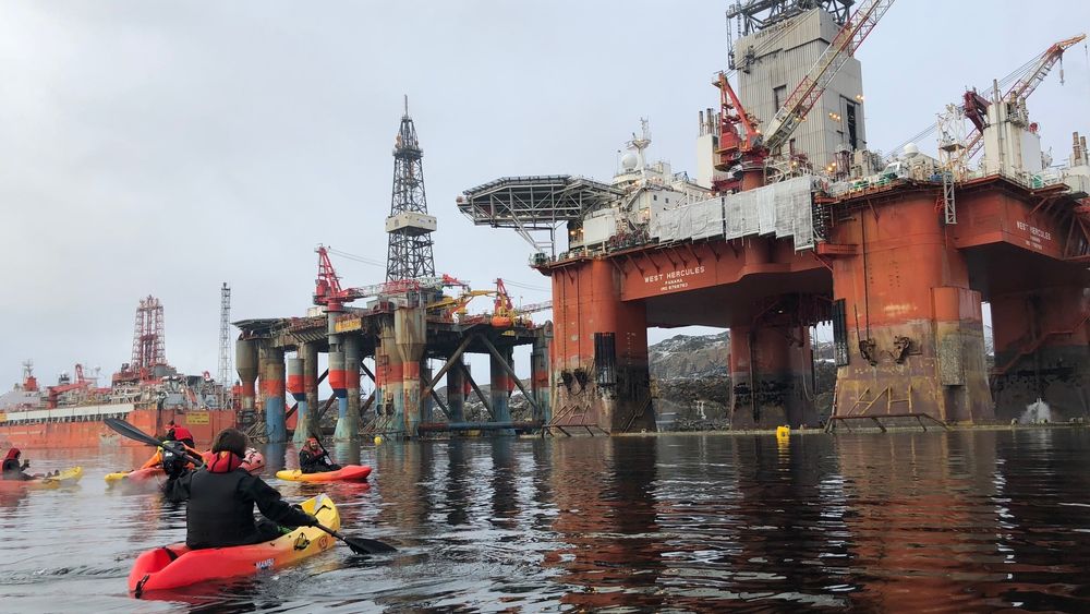 To aktivister fra Greenpeace har bordet riggen West Hercules, som skal til Barentshavet på oppdrag for Statoil.