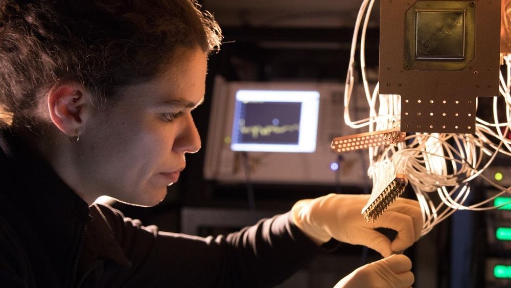 ILLUTRASJONSBILDE: Forskeren Marissa Giustina installerer en Bristlecone-brikke med 72 qubit ved Googles Quantum AI Lab i Santa Barbara, California.