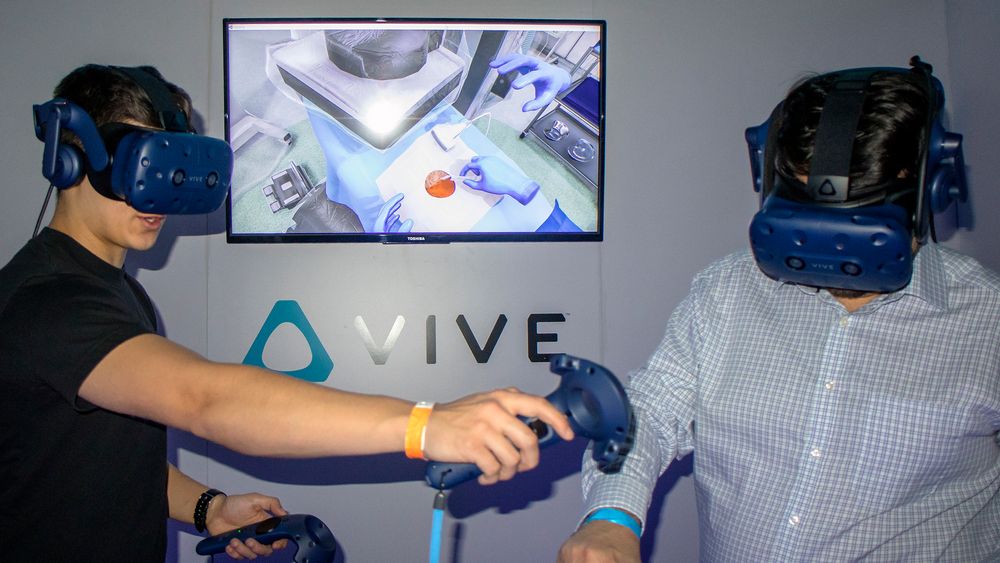 Den profesjonelle bruken av VR og AR vokser raskt slik som i denen programvaren hvor helsepersonell lærer å sette inn stent i pasienter.  Alt blodet er virtuelt.
