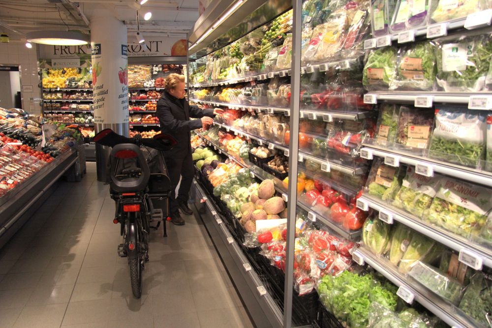 Sykkelen kan benyttes som handlevogn hvis forholdene ligger til rette for å ta med sykkelen inn i butikken. Dr. Steven Fleming demonstrerer hvordan i en matbutikk på Aker Brygge i Oslo.