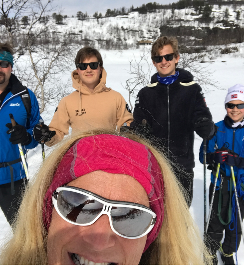 Hyttetur: Toril Nag og ektemannen Kjetil Flesjå(skimtes til venstre) tar ofte turen til hytta på Haukeli med en eller flere av sine fem barn.